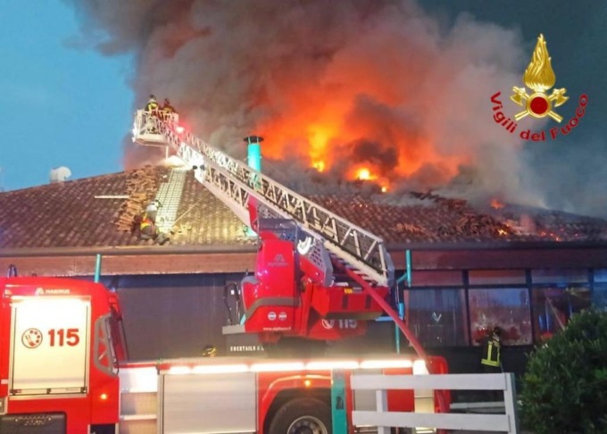 Tetto di un locale in fiamme: Vigili del Fuoco al lavoro da questa notte
