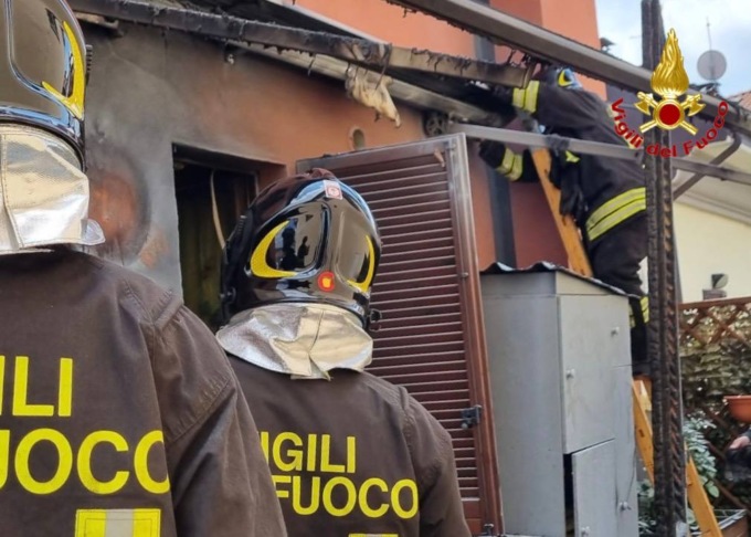Appartamento in fiamme a Cavaria, pompieri al lavoro