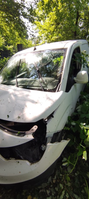 50enne perde il controllo dell’auto e finisce contro un albero