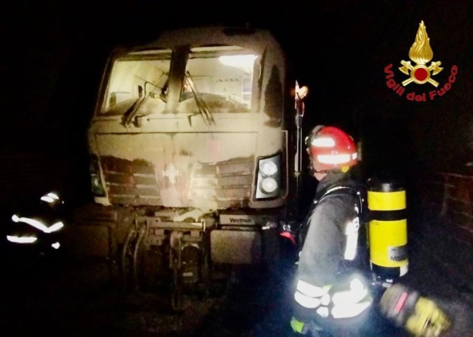 Detriti sulla ferrovia: treno merci deraglia in galleria