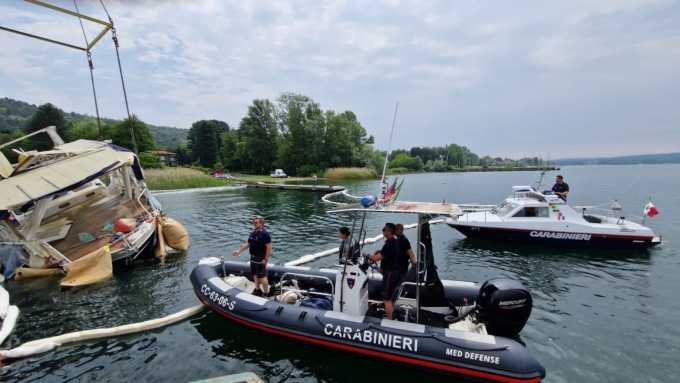 In corso le operazioni di recupero della barca affondata a Lisanza