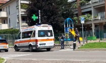 Nonna attraversa col nipotino in braccio: investita sulle strisce