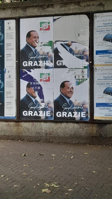 Strappati nella notte i manifesti per Berlusconi a Saronno