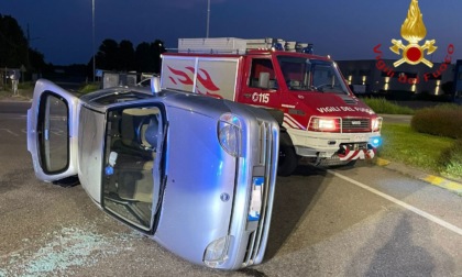 Auto ribaltata, in due in ospedale