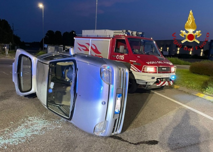 Auto ribaltata, in due in ospedale