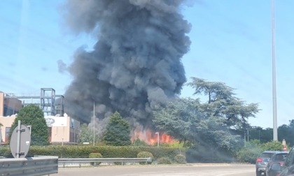 Incendio e fumo nero, brucia ditta di cosmetici