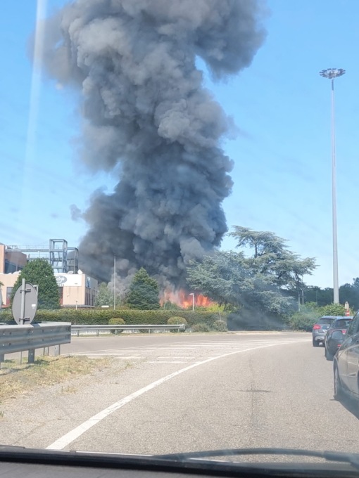 Incendio e fumo nero, brucia ditta di cosmetici