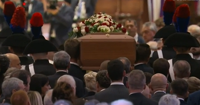 Iniziati i funerali di Silvio Berlusconi in Duomo a Milano