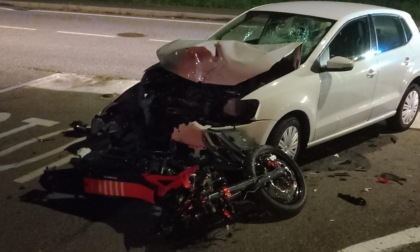 Schianto auto-motorino a Marnate, codice rosso per i due minorenni in sella