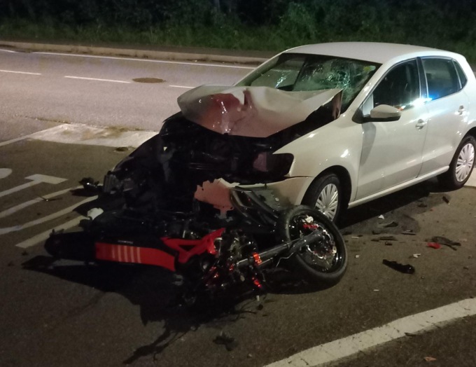 Schianto auto-motorino a Marnate, codice rosso per i due minorenni in sella