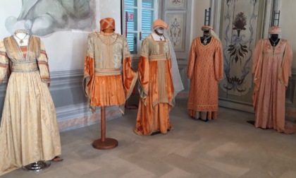 Turate, successo per la mostra sugli abiti storici del palio