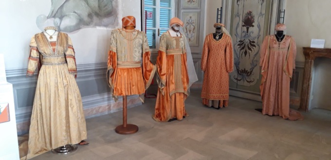 Turate, successo per la mostra sugli abiti storici del palio