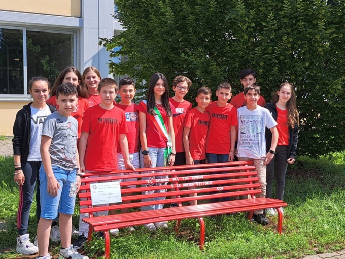 Turate, gli alunni inaugurano una panchina rossa