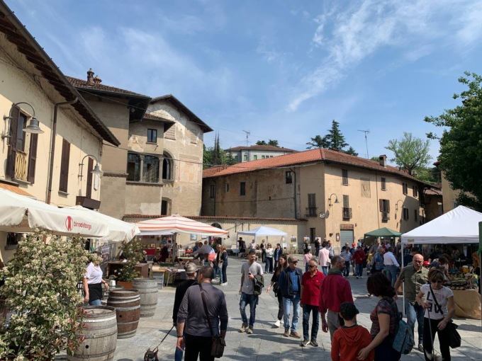 Fiera del cardinale come da tradizione della prima domenica del mese
