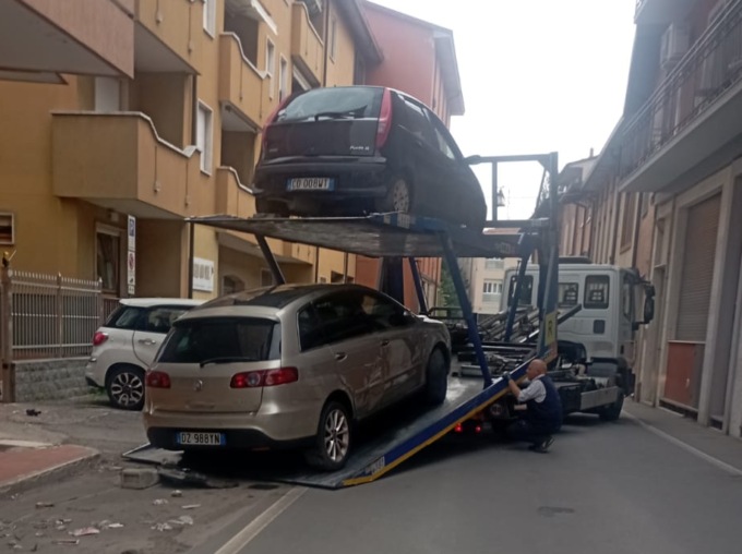 Mozzate, rimosse dai parcheggi auto abbandonate