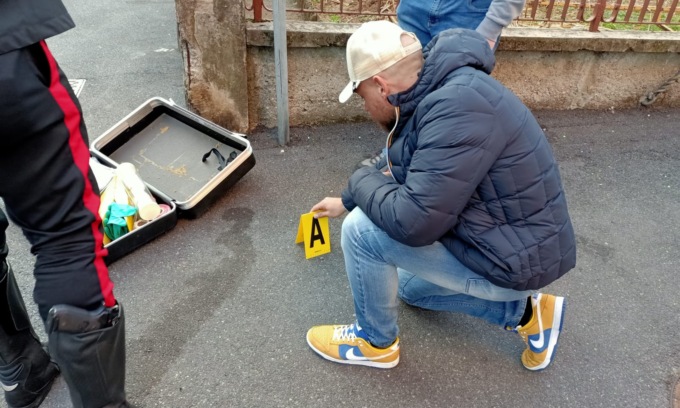 Sparatoria in strada, cinque arresti: ipotesi faida nella comunità Rom
