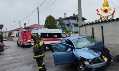 Scontro tra un'auto e un mezzo pesante: intervengono i Vigili del Fuoco