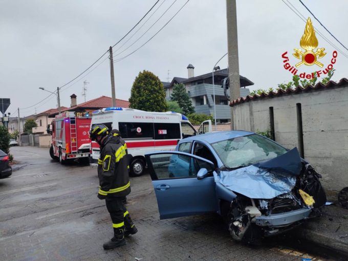 Scontro tra un’auto e un mezzo pesante: intervengono i Vigili del Fuoco
