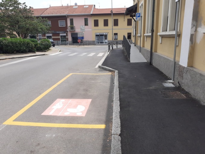 Dieci  stalli rosa colorano il paese
