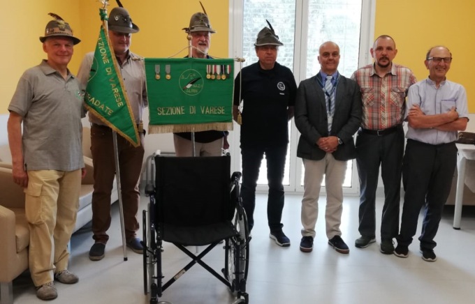 Dagli alpini cinque nuove carrozzine per l’ospedale di Tradate