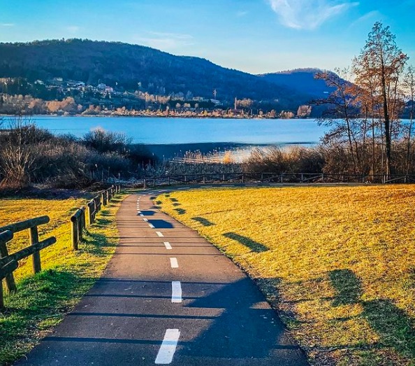 Pedalata serale intorno al lago di Comabbio