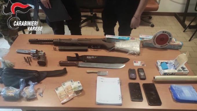Fucili, pistole e droga nel bosco: scovato un altro bivacco di spacciatori