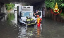 Automobilisti intrappolati nel sottopasso per la pioggia