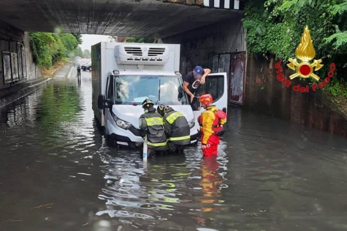 Automobilisti intrappolati nel sottopasso per la pioggia