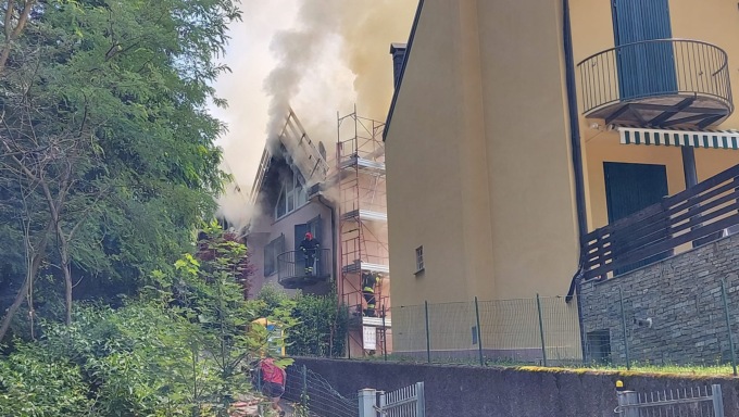 Tetti in fiamme a Tradate: Vigili del Fuoco al lavoro