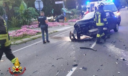 Scontro frontale fra due auto: arrivano i Vigili del fuoco