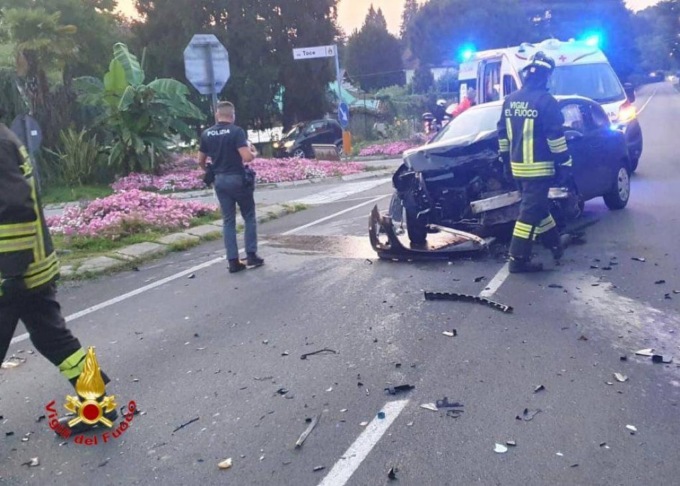Scontro frontale fra due auto: arrivano i Vigili del fuoco