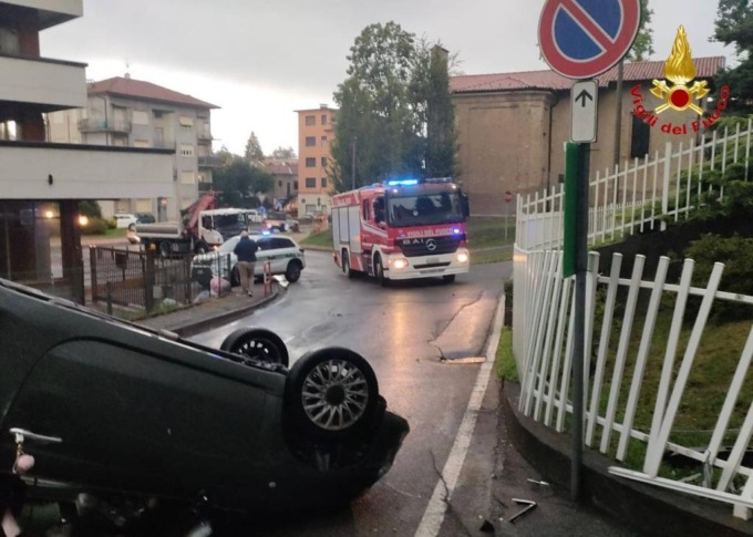 Si ribalta in auto: arrivano ambulanza e Vigili del fuoco
