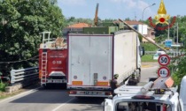 Camion colpisce il palo della luce: intervengono i Vigili del Fuoco