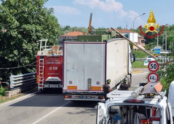 Camion colpisce il palo della luce: intervengono i Vigili del Fuoco