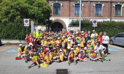 Gerenzano, i bambini del centro estivo fanno visita agli anziani