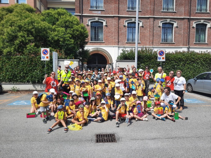 Gerenzano, i bambini del centro estivo fanno visita agli anziani