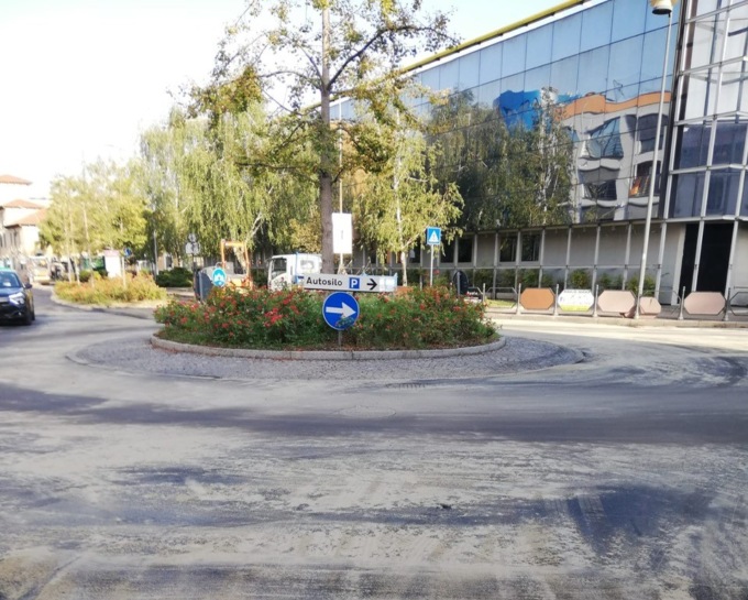 I lavori di asfaltatura in via Caduti della Liberazione