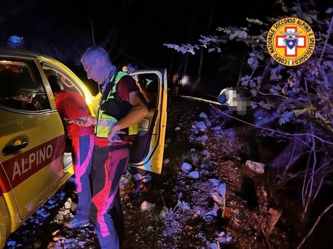 L’auto finisce nella scarpata, miracolati gli occupanti