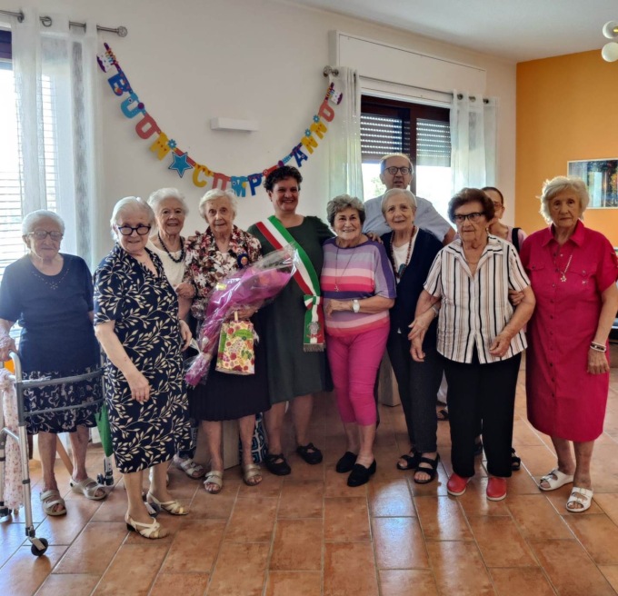 Nonna Laura compie 100 anni a ritmo di musica