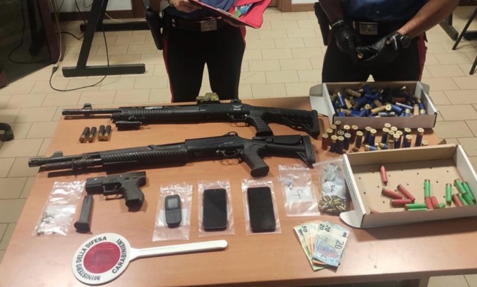 In auto con pistola, fucili a pompa e cocaina: nuovi sequestri dai boschi del Saronnese
