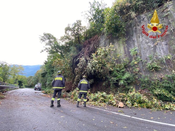 Frana lungo la statale 394: intervengono i Vigili del Fuoco