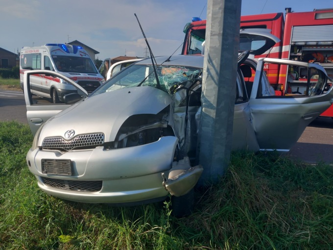 Auto contro un palo: soccorsi quattro ragazzi tra cui un minorenne