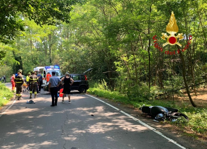 Scontro fra un’auto e una moto: 35enne in pericolo di vita