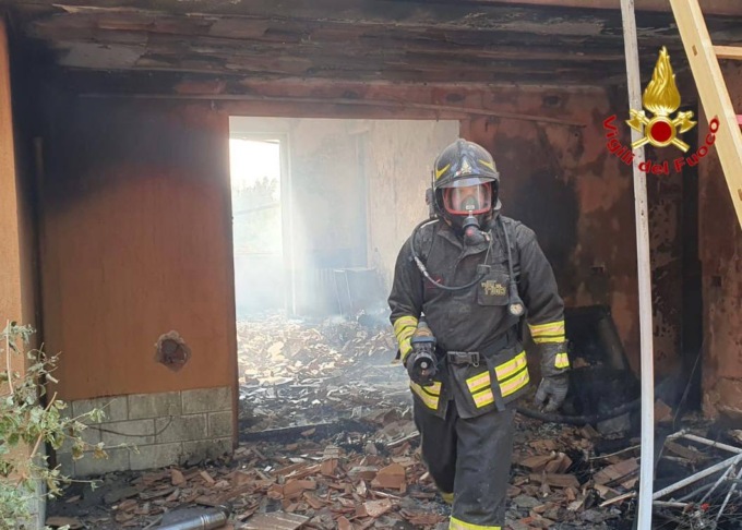 In fiamme un’abitazione a due piani