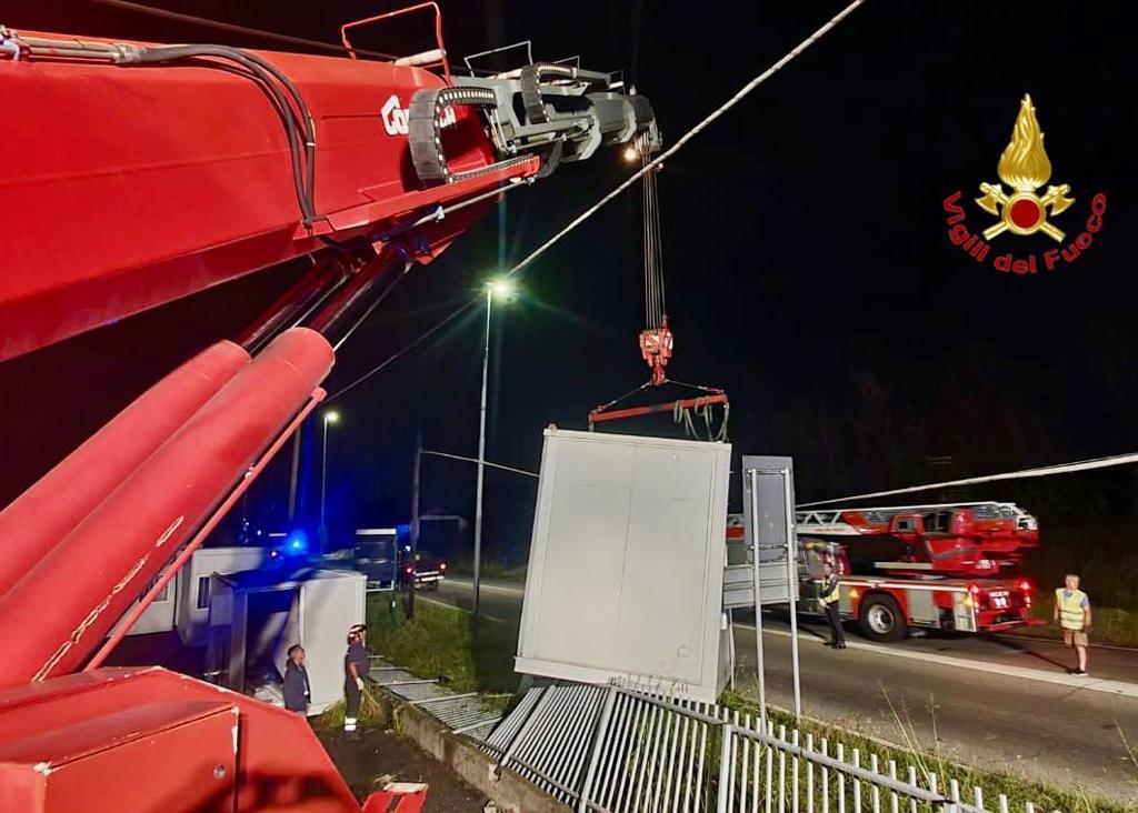 Uboldo container in mezzo alla strada