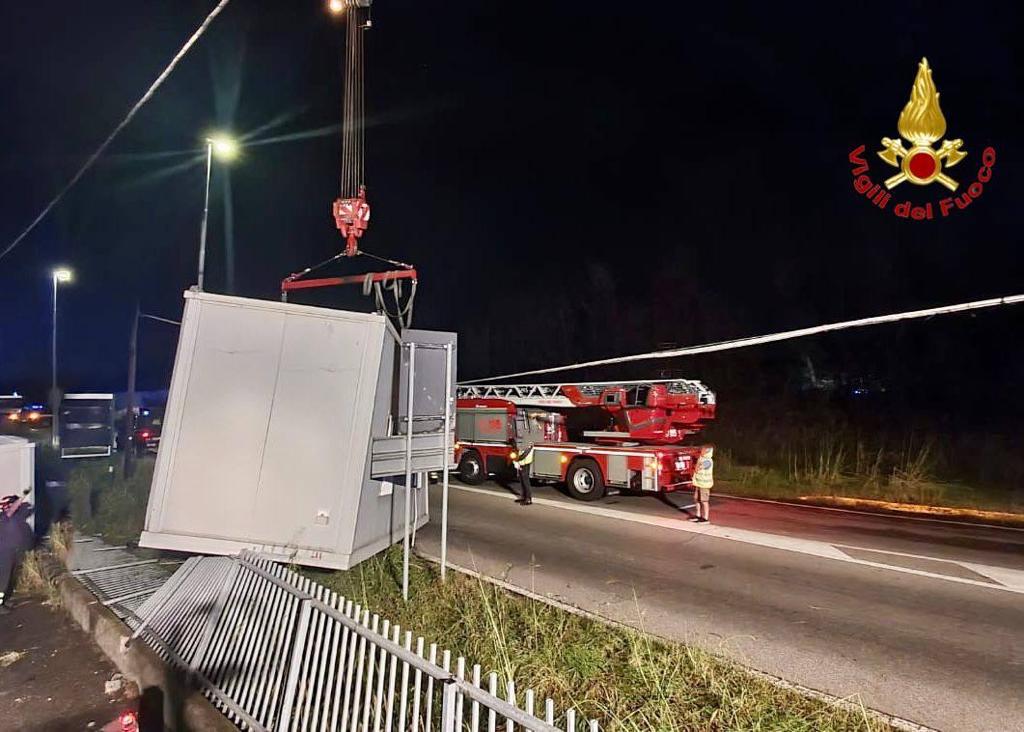 Uboldo container in mezzo alla strada