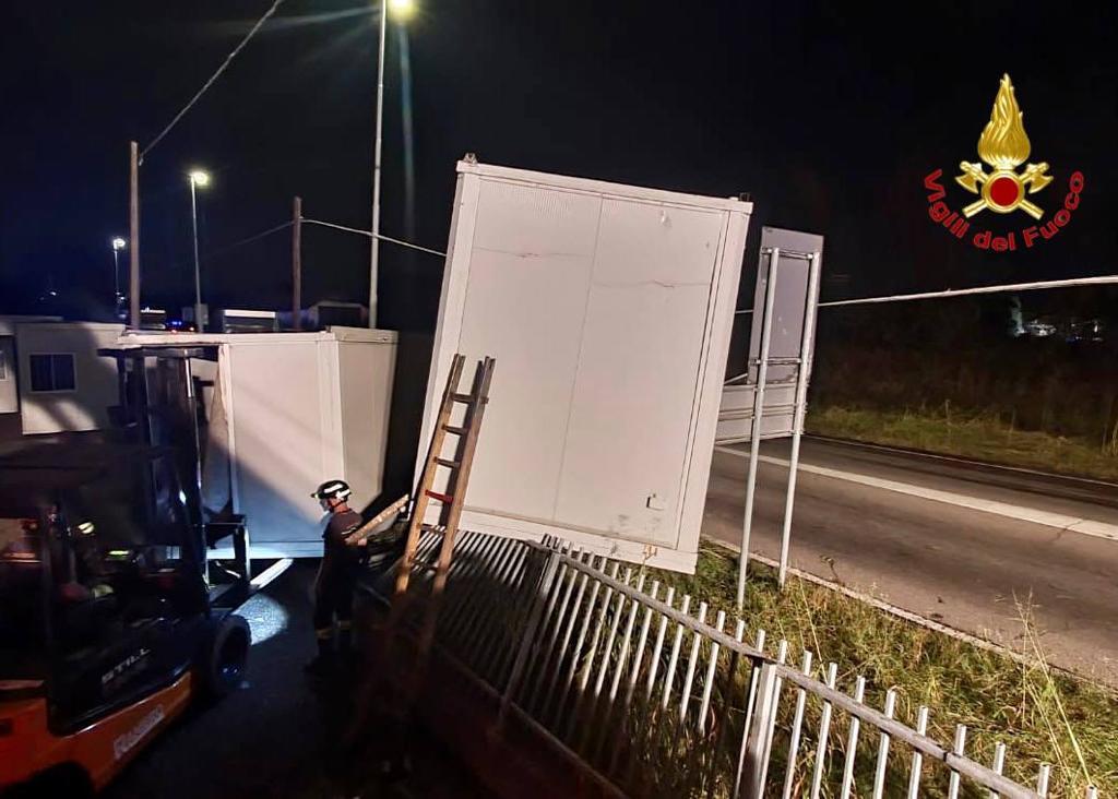 Uboldo container in mezzo alla strada