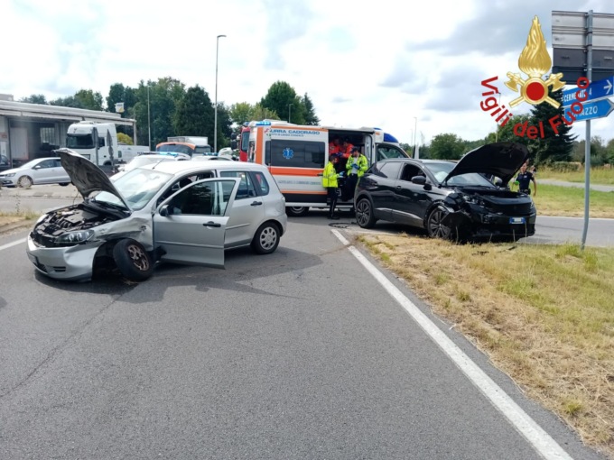 Scontro fra due auto: tre persone soccorse dal 118