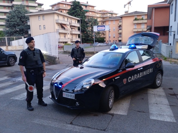 Lite in stazione , spunta la pistola (giocattolo): 42enne denunciato