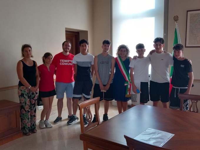 Gerenzano, il sindaco omaggia i ragazzi che hanno lavorato per il Comune